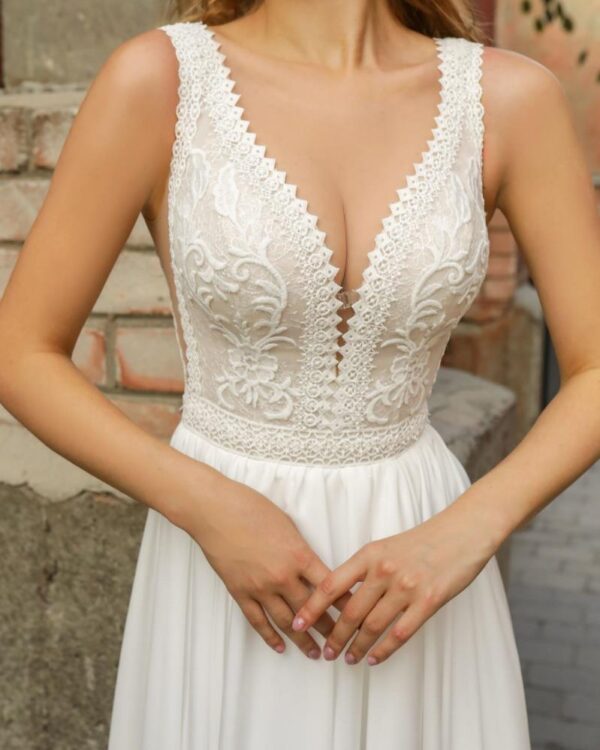Μεταξωτό νυφικό φόρεμα με μπούστο δαντέλα