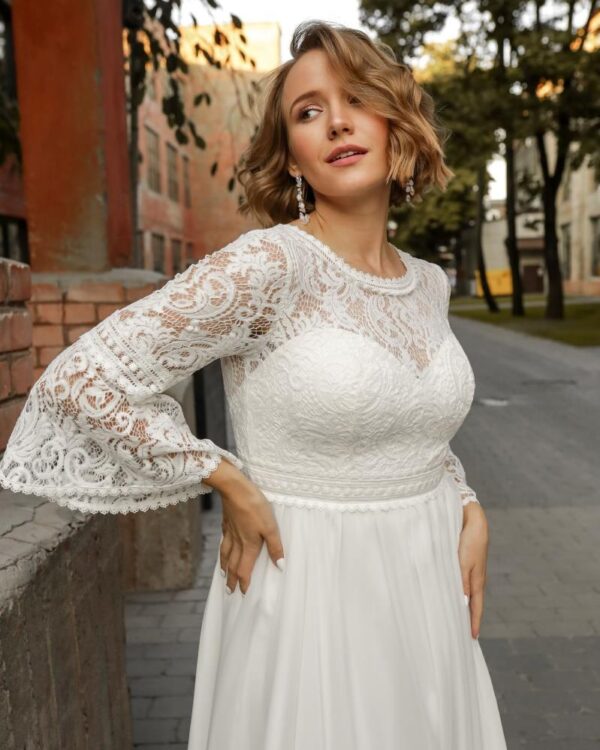 Νυφικό φόρεμα με μπούστο και μανίκι όλο δαντέλα