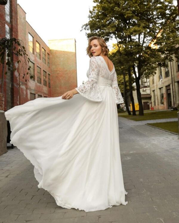 Νυφικό φόρεμα με μπούστο και μανίκι όλο δαντέλα