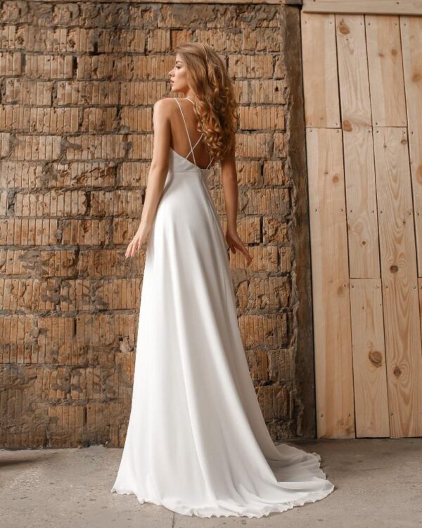 Σικάτο νυφικό φόρεμα σε άλφα γραμμή με χαμηλή πλάτη