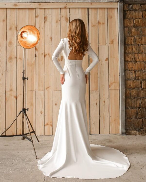 Εντυπωσιακό νυφικό φόρεμα με ουρά και μανίκι
