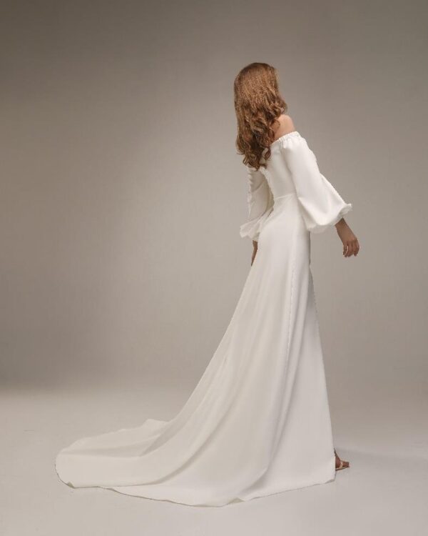 Μεταξωτό νυφικό φόρεμα έξωμο με μανίκι