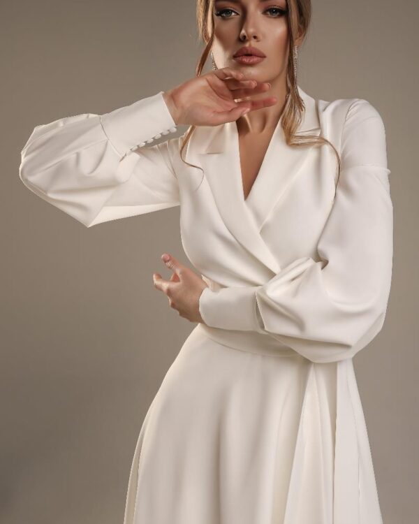 Midi νυφικό φόρεμα σε κρεπ σατέν με μανίκι