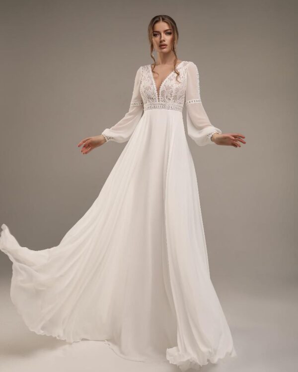 Αέρινο νυφικό φόρεμα με μπούστο δαντέλα και μανίκι