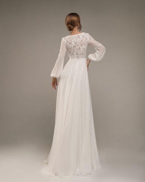 Αέρινο νυφικό φόρεμα με μπούστο δαντέλα και μανίκι