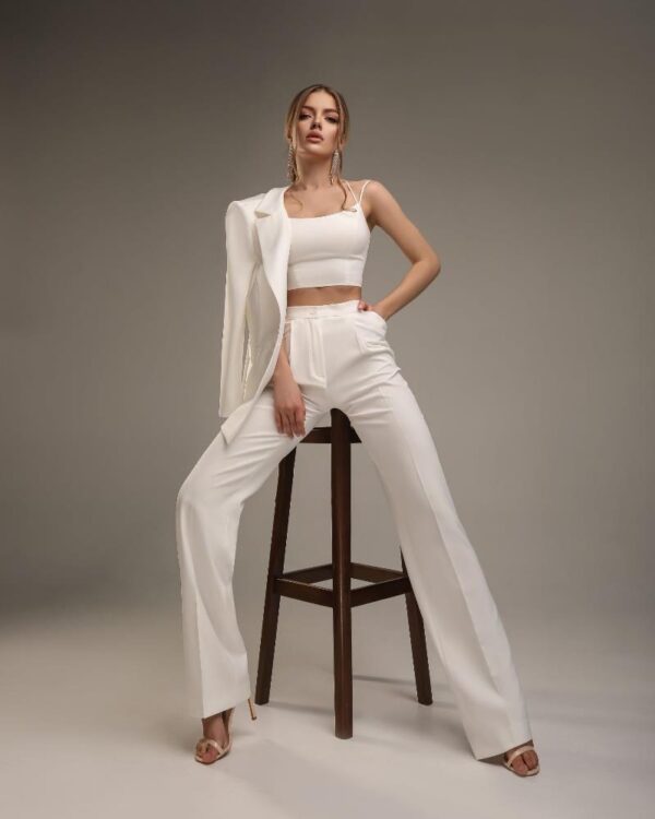 Νυφικό κοστούμι σε λευκό