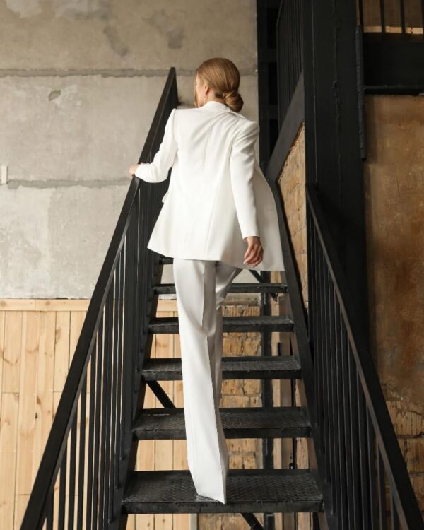 Νυφικό κοστούμι σε λευκό