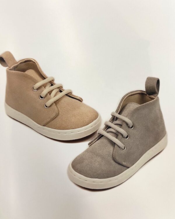 Χειροποίητο βαπτιστικό παπούτσι Babywalker  σουέτ μποτάκι . Με δερμάτινο ανατομικό πάτο για ξεκούραστο περπάτημα, κατάλληλο για τα πρώτα βήματα του παιδιού. Ελληνικής ραφής