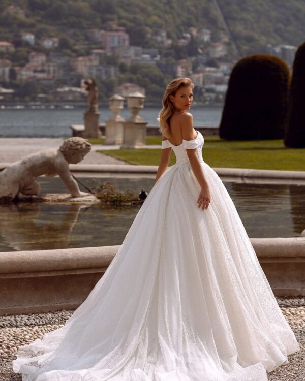 prigkipiko-nyfiko-me-gkliter-kai-oura-miss-vanity