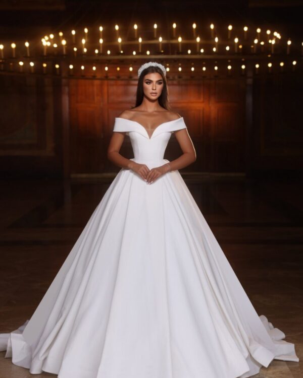 Πριγκιπικό νυφικό στράπλες με ουρά