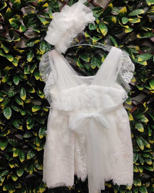 Ρομαντικό βαπτιστικό φόρεμα με άσπρη δαντέλα