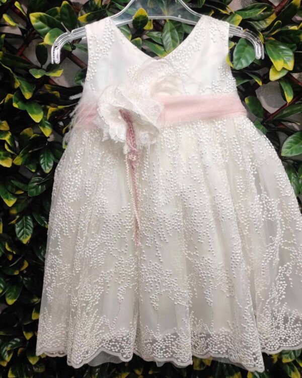 Βαπτιστικό φόρεμα με ροζ κορδέλα και τριαντάφυλλο