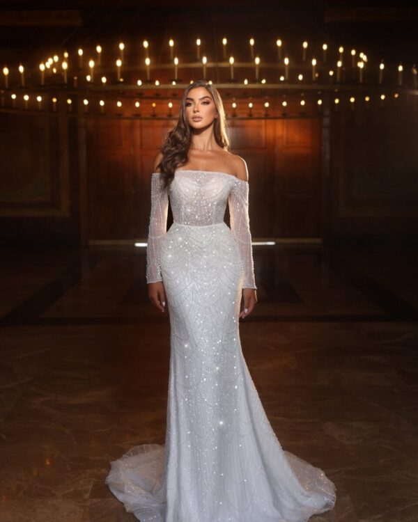 Εντυπωσιακό νυφικό με στράς και μανίκια