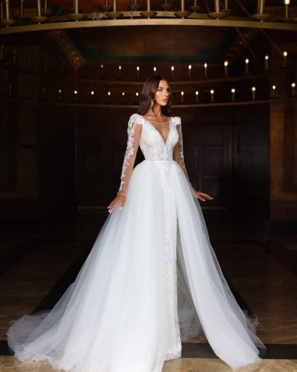 Εντυπωσιακό νυφικό με αποσπώμενη ουρά