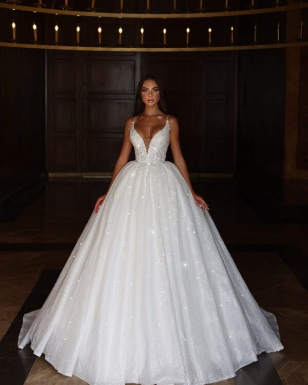 Πριγκιπικό νυφικό με γκλίτερ και ουρά