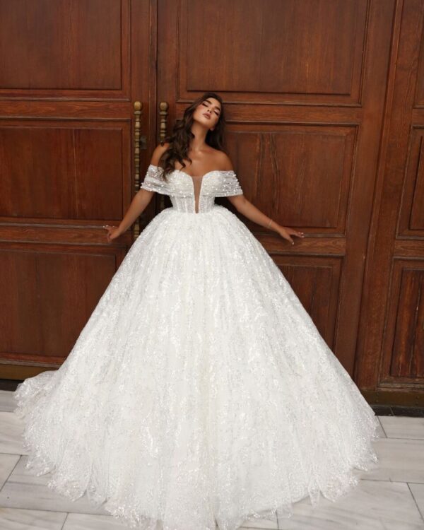 Πριγκιπικό νυφικό με γκλίτερ και ουρά