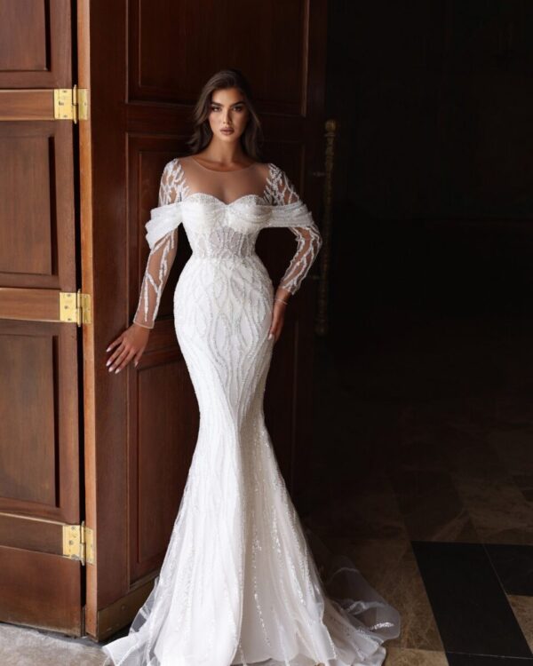 Γοργονέ νυφικό από δαντέλα και ούρα