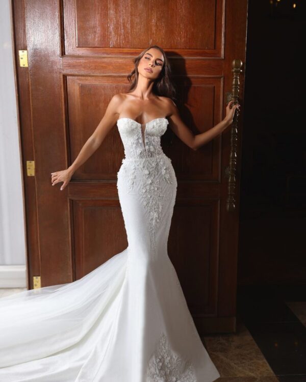 Γοργονέ νυφικό στράπλες με ουρά