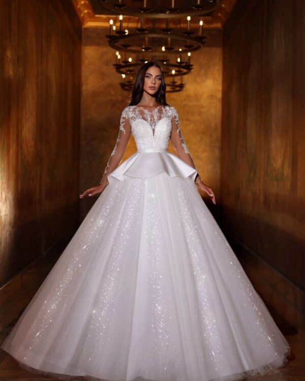 Παραμυθένιο νυφικό με δαντέλα και ουρά