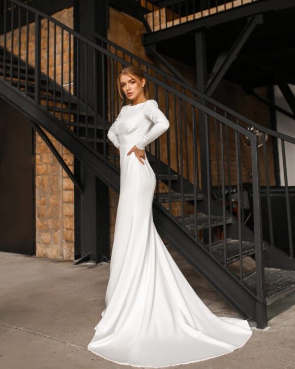 Σικ νυφικό με μανίκια και ουρά