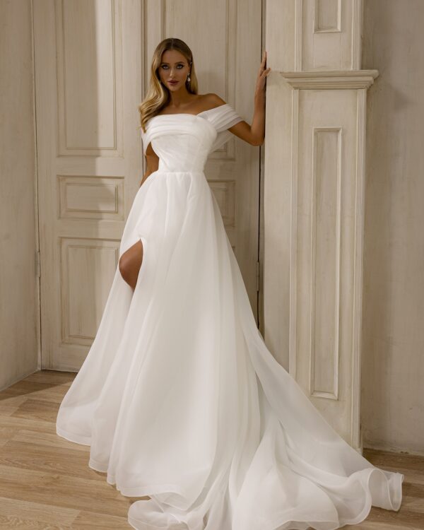 Παραμυθένιο στράπλες νυφικό με ουρά