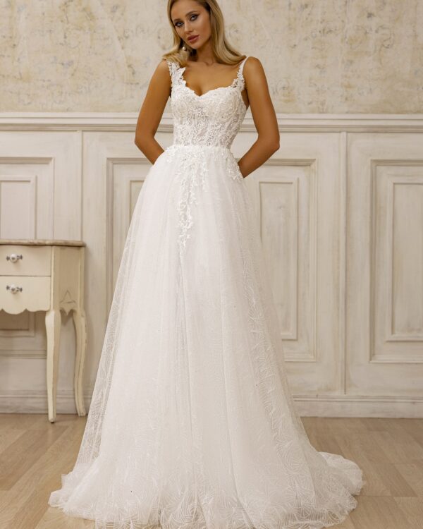 Ρομαντικό νυφικό με κορσέ και ουρά