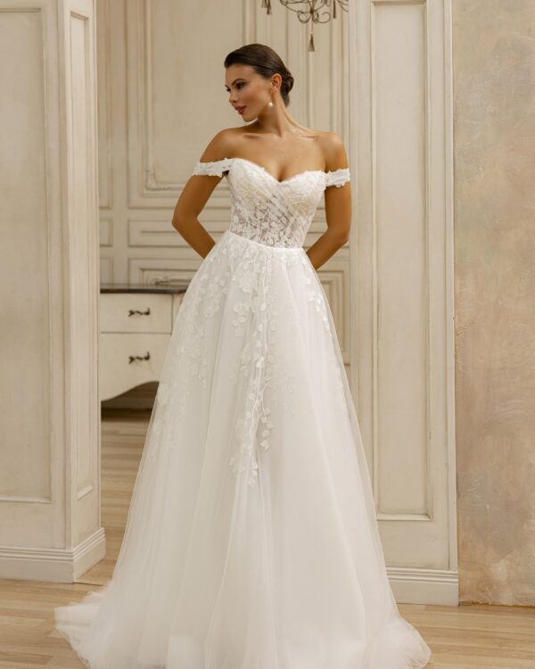 Ρομαντικό νυφικό με πεσμένα μανίκια