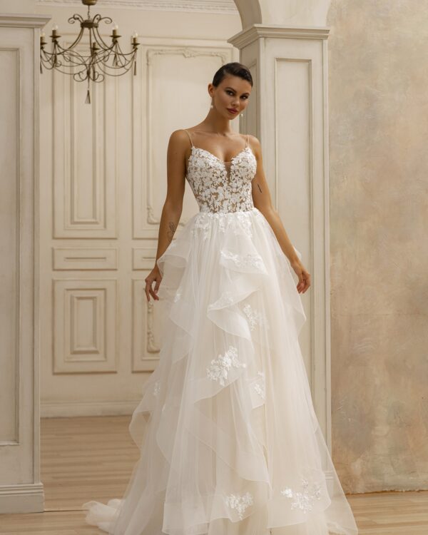 Εντυπωσιακό νυφικό με floral λεπτομέρειες