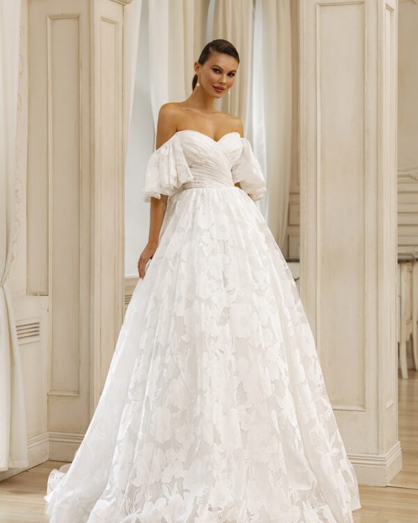 Εντυπωσιακό νυφικό με ιδιαίτερα μανίκια