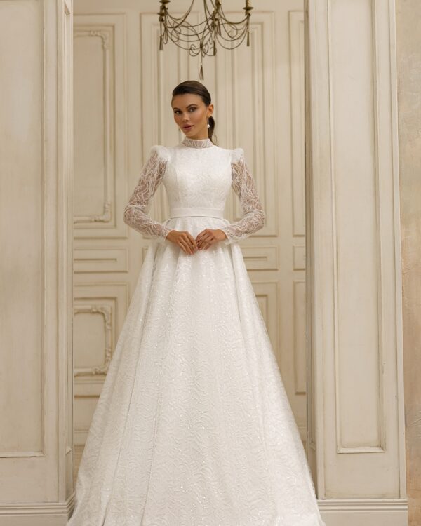 Αρχοντικό νυφικό με μανίκια, βάτες και ουρά