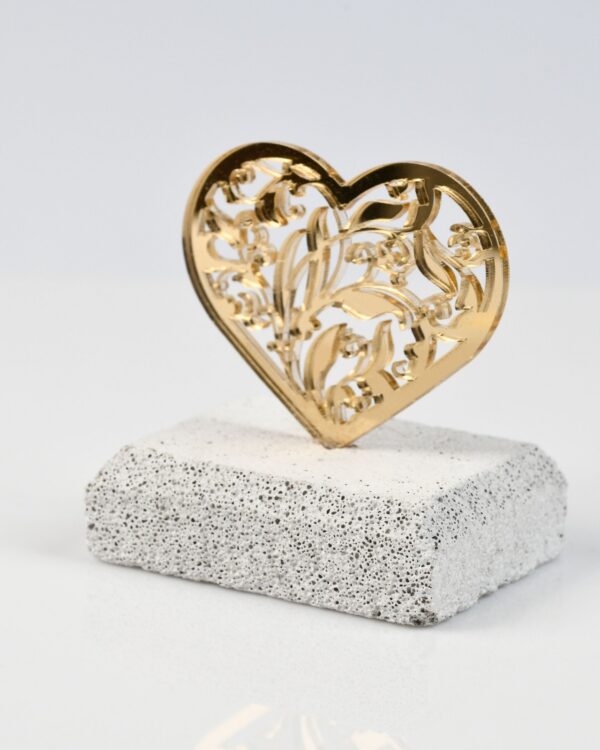 Μπομπονιέρα χρυσή plexy glass καρδιά σε πέτρα