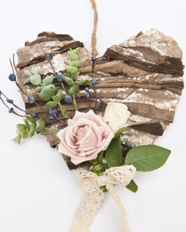 Ξύλινη καρδιά στολισμένη με πούλιες