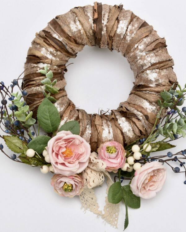 Ξύλινο στεφάνι στολισμένο με πούλιες