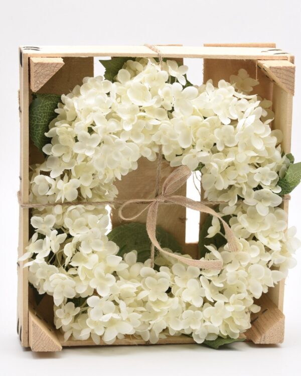 Στεφάνι από ορτανσίες σε λευκό χρώμα