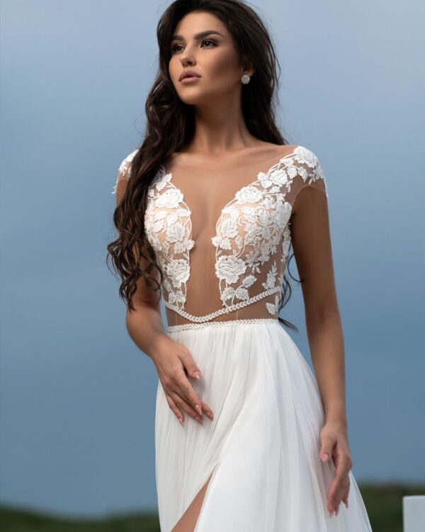 Εντυπωσιακό νυφικό με δαντέλα και διάφανο ντεκολτέ