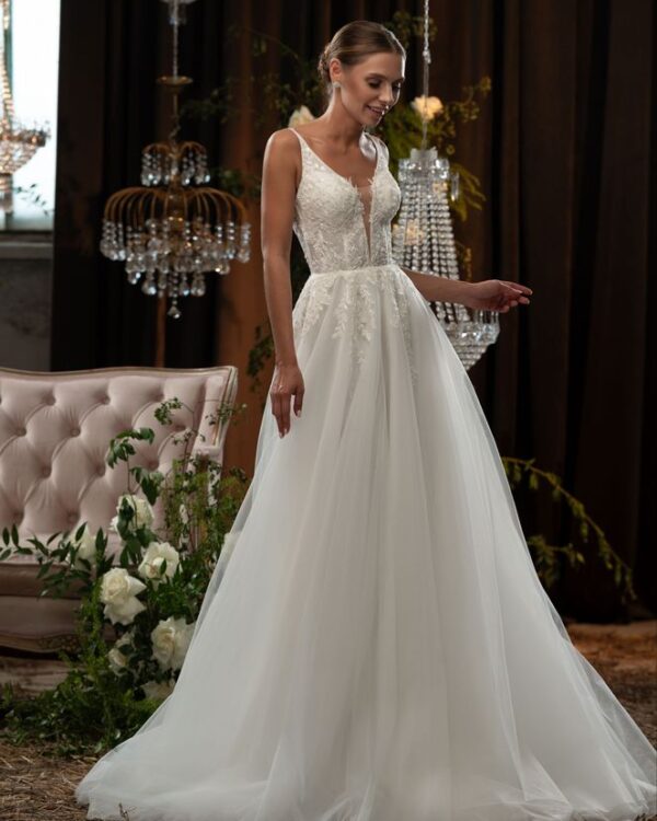 Εντυπωσιακό νυφικό με λεπτές τιράντες