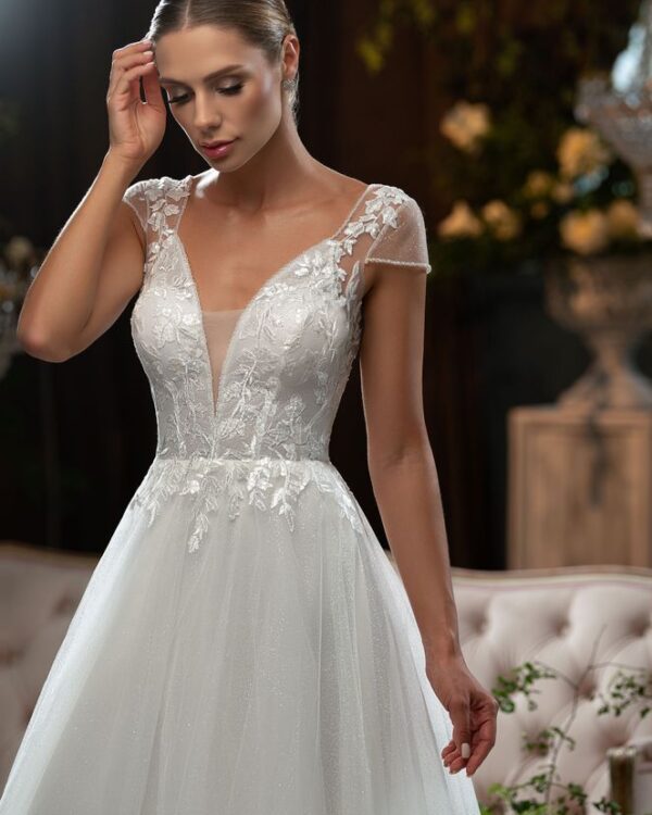 Ρομαντικό νυφικό με μανίκια