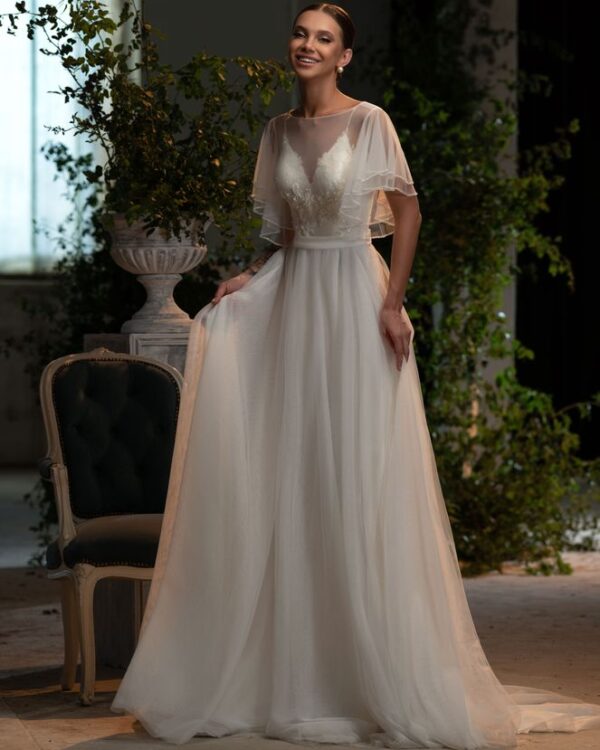 Κομψό νυφικό με μανίκια από τούλι