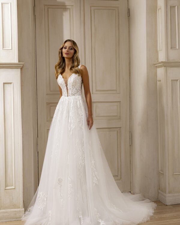 Ρομαντικό νυφικό κεντητό με ουρά