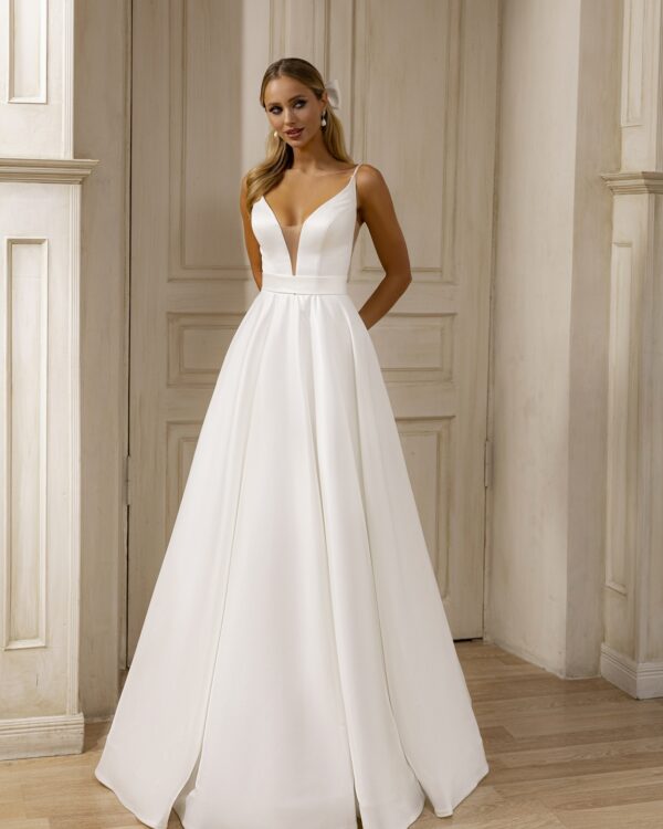 Σικ σατέν νυφικό με ανοιχτή πλάτη και ουρά