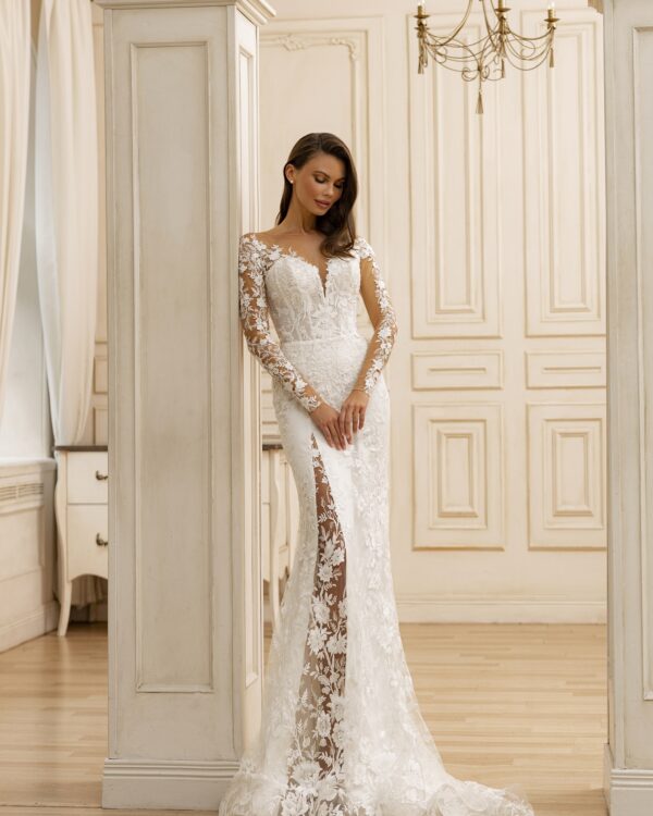 Εντυπωσιακό νυφικό με διαφάνεια με κεντητές φλοράλ λεπτομέρειες