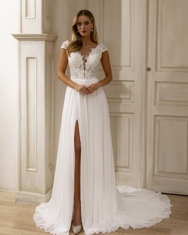 Ρομαντικό νυφικό με σκίσιμο και ουρά