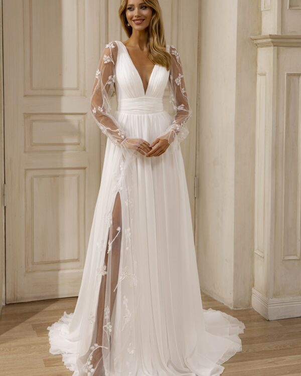 Εντυπωσιακό νυφικό με διαφάνεια στα μανίκια και σκίσιμο