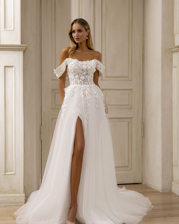 Παραμυθένιο νυφικό στράπλες με σκίσιμο