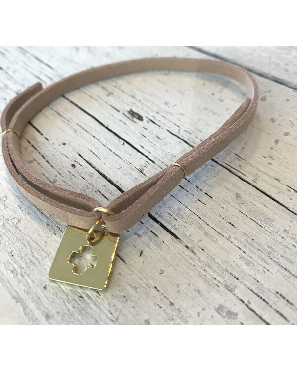 Μαρτυρικά βραχιολάκια για βάπτιση μπεζ σουέτ με χρυσό σταυρό