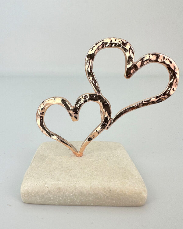 Μπομπονιέρα ροζ χρυσές καρδιές σε βότσαλο