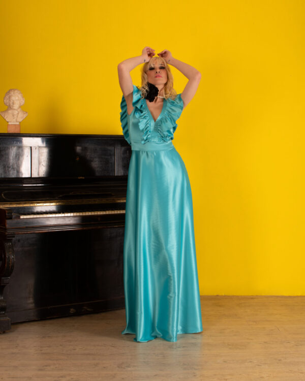 Maxi σατέν φόρεμα με φραμπαλά