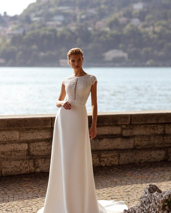 Extra σικ σατέν νυφικό με ουρά