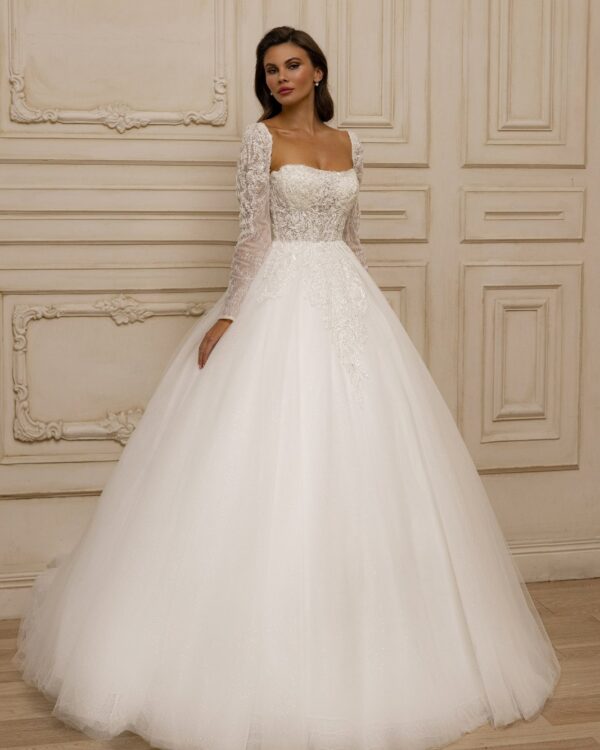 Πριγκιπικό νυφικό με μανίκια και ουρά