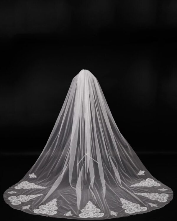 Νυφικό πέπλο από γαλλικό τούλι με κεντητά σχέδια